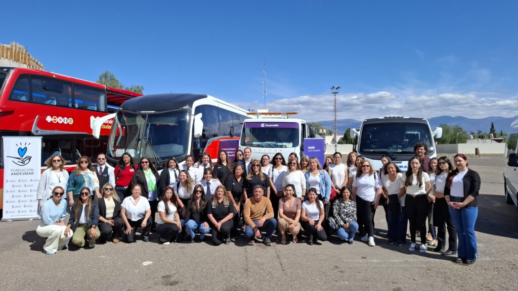 Capacitación profesional de mujeres conductoras impulsado por Andesmar