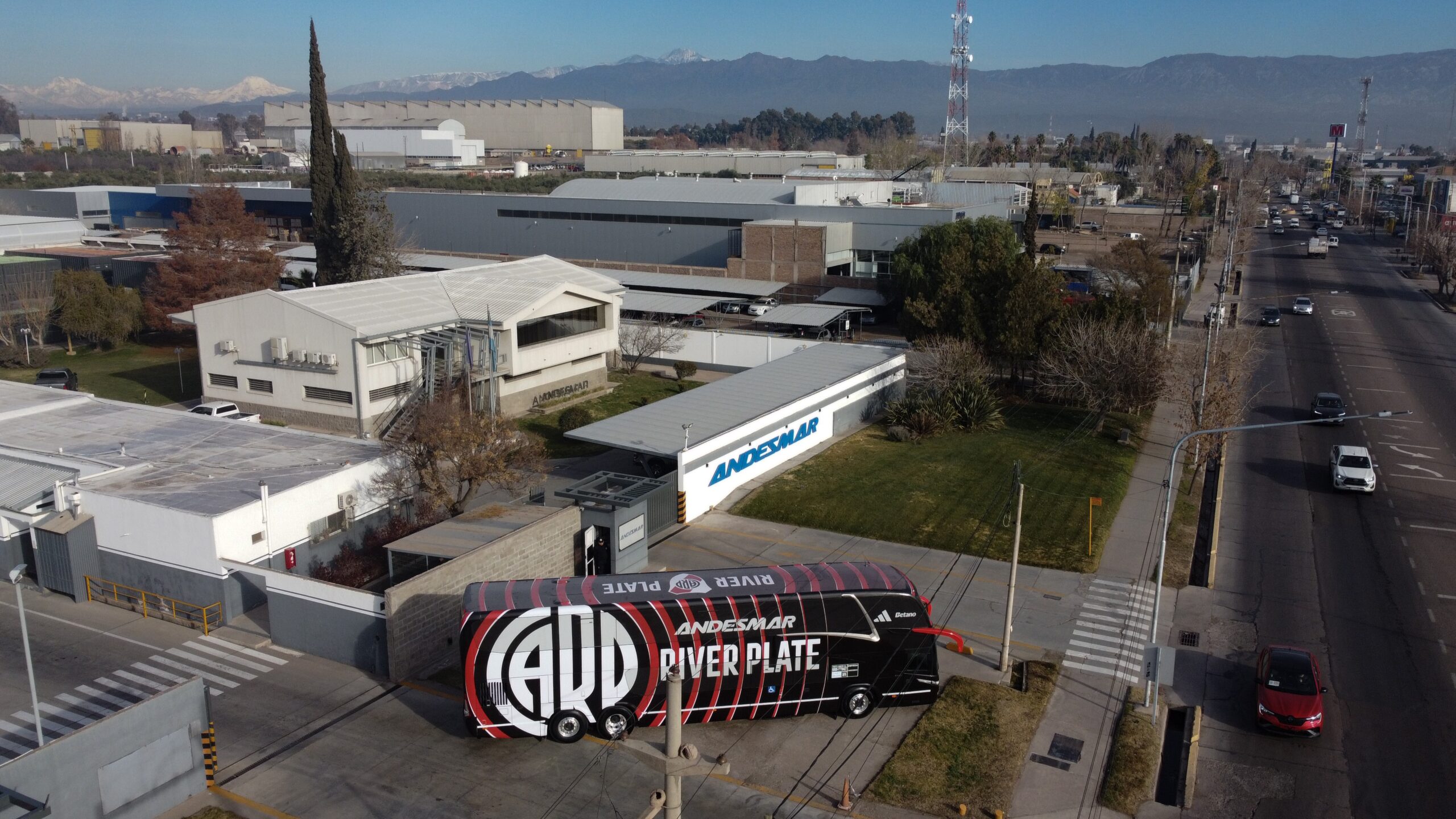 Foto del bus de Andesmar como Transporte Oficial de River Plate