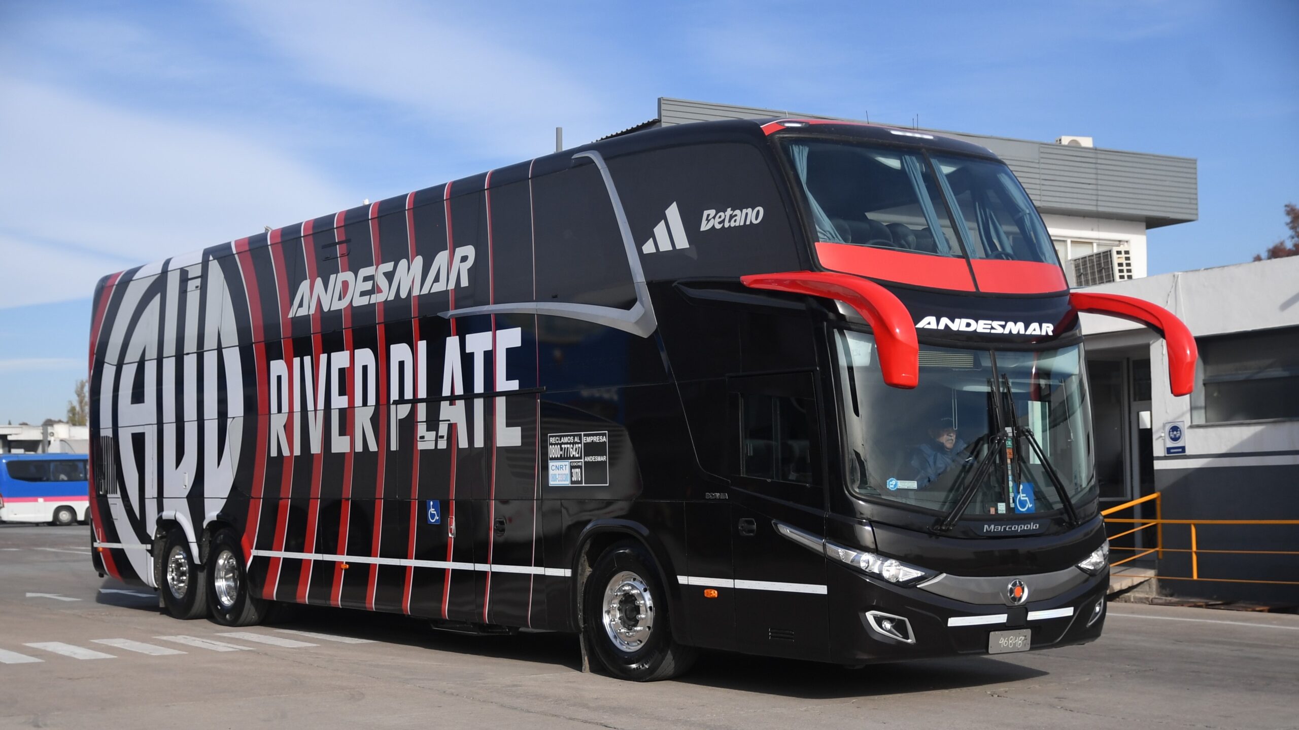 Fotos del bus de Andesmar como Transporte Oficial de River Plate